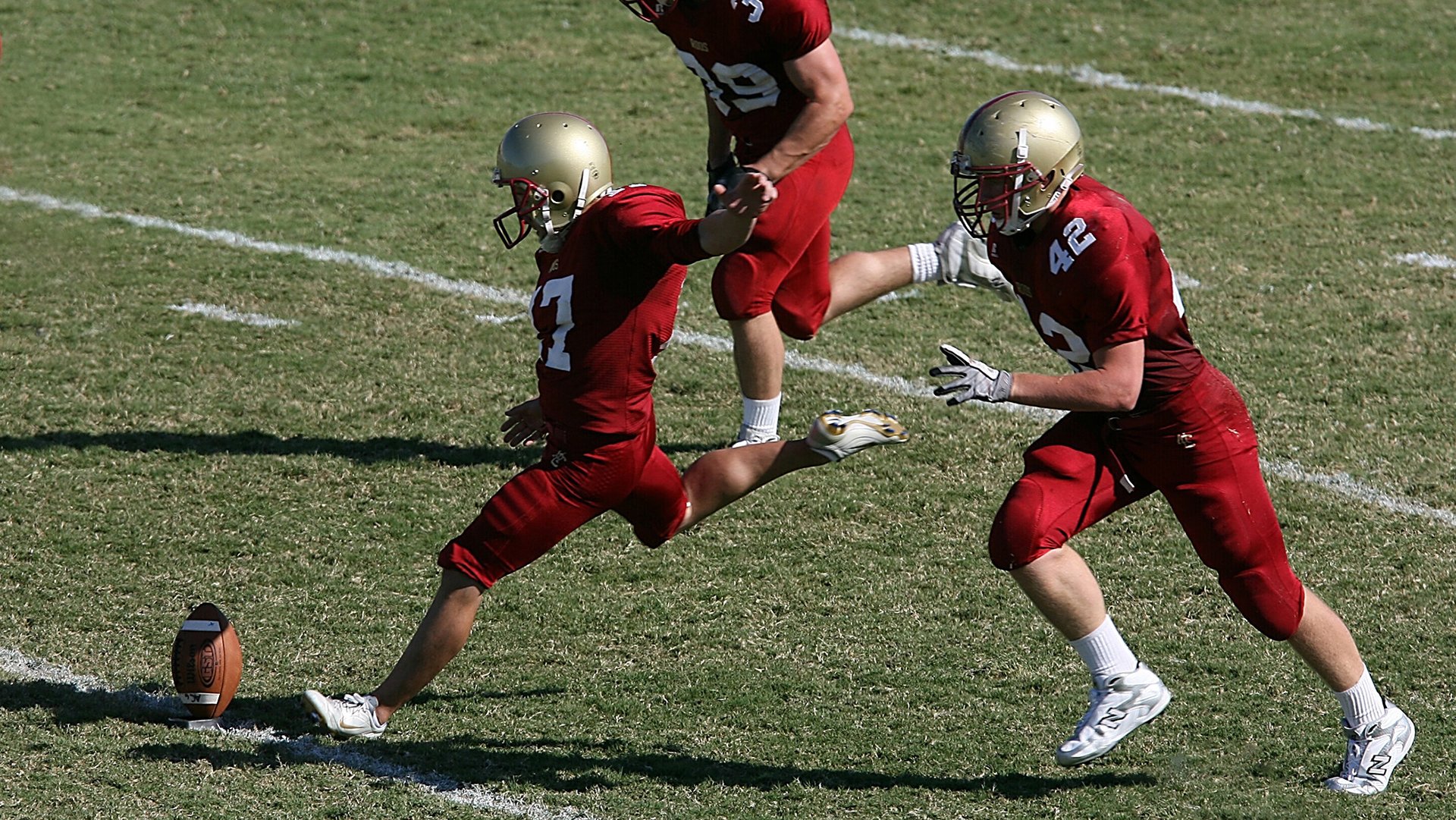 爱游戏娱乐-传统文化元素融入足球场设计，彰显文化底蕴，足球场文化布置